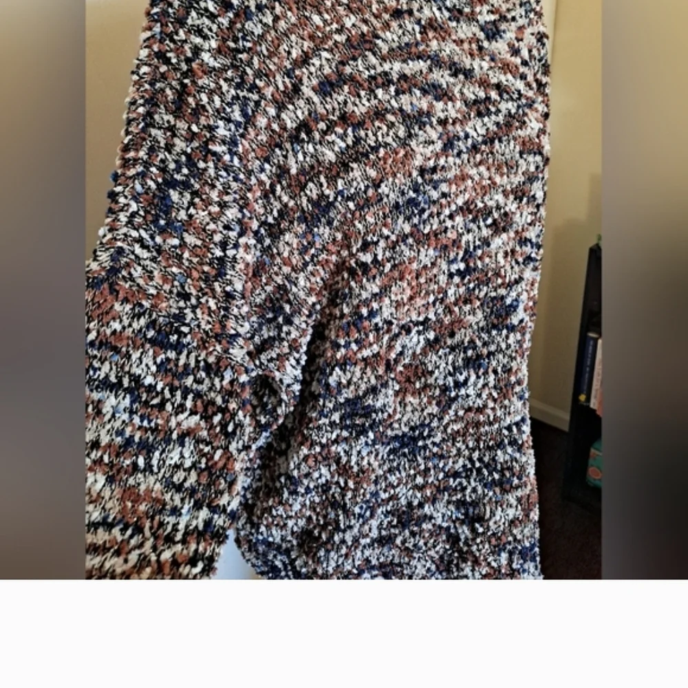 Sweaters. - Picture 3 of 4